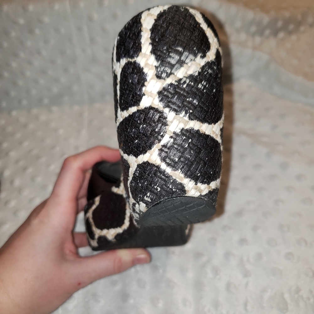 Stuart Weitzman 7 1/2 giraffe animal print buckle - Picture 14 of 16